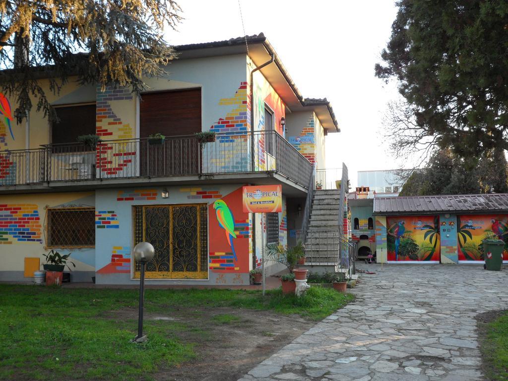 Tropical Bed&Breakfast Lucca Bagian luar foto